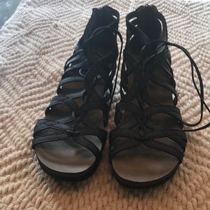 Axxiom Felicia Black Gray Wedge Sandals Size 9M